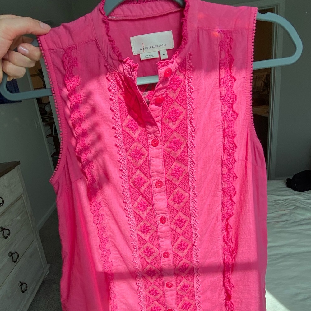Anthropologie size XS pink sleeveless button up. Lace detail